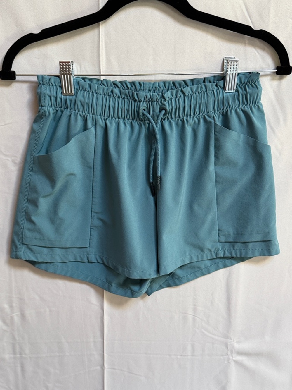 P12. ATHLETA GIRL EXPLORE MORE 3" SHORTS
Size: XL (14)